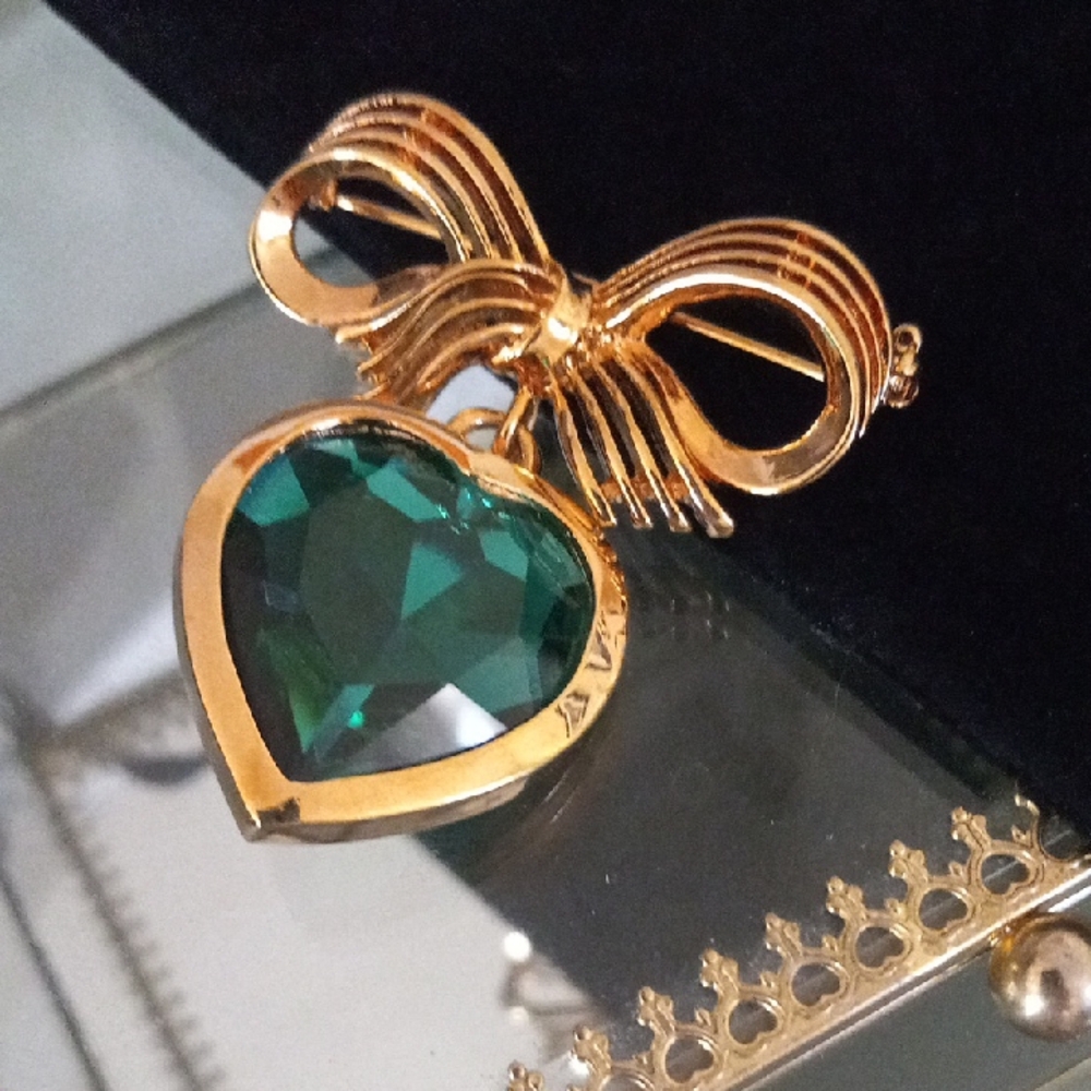 Gold-Tone Bow Brooch with Emerald Green Heart Pendant